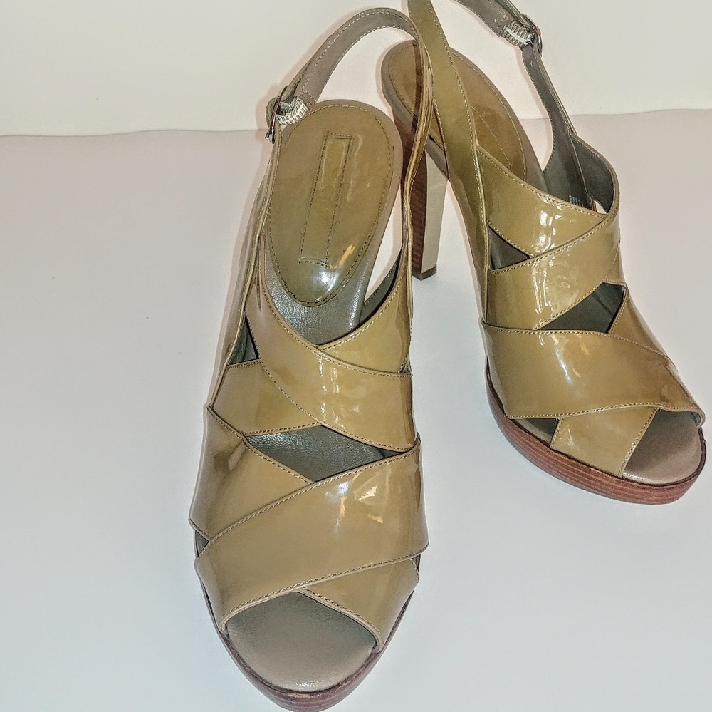 Banana Republic tan patent leather sandal EUC 8.5